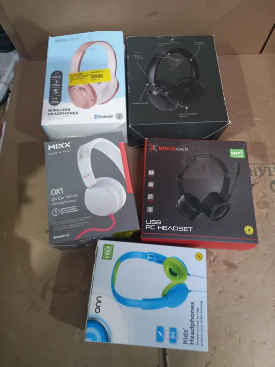 LOT OF APPROX 5 ASSORTED HEADPHONES TO INCLUDE ONN, BLACKWEB, MIXX ETC