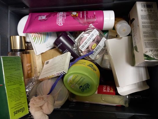 LOT OF APPROXIMATELY 20 ASSORTED HEALTH & BEAUTY ITEMS, TO INCLUDE MAYRAKI, CATH KIDSTON, REVOLUTION, ETC