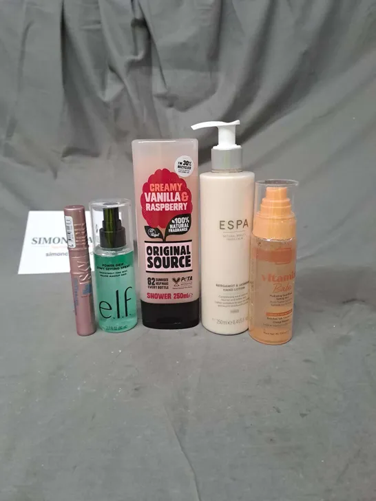 APPROXIMATELY 20 ASSORTED COSMETIC PRODUCTS TO INCLUDE ORIGINAL SOURCE SHOWER GEL, ELF SETTING SPRAY, MAYBELLINE MASCARA ETC. 