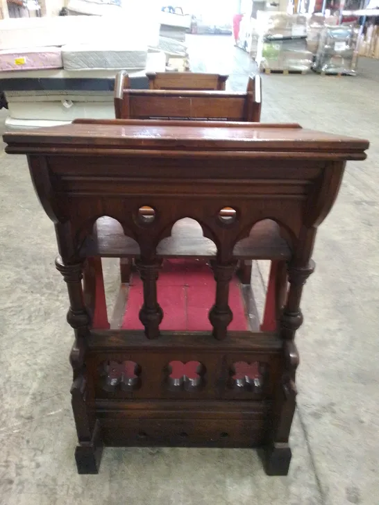  VINTAGE MAHOGANY EFFECT ORNATE CLERGY CHAIR PEW BENCH WITH TEXT STAND AND CARPETED KNEELING SPACE