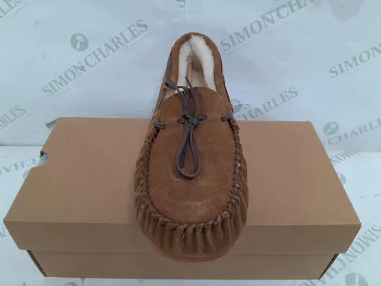 BOXED PAIR OF THE HOUSE OF BRUAR MENS SHEEPSKIN MOCCASINS IN CHESTNUT - SIZE 10