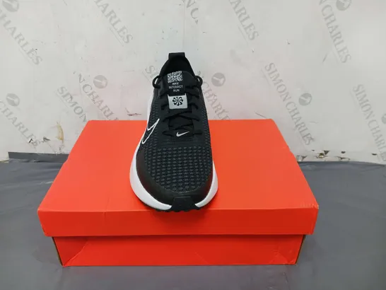 BOXED PAIR OF NIKE RUNNING INTERACT RUN TRAINERS IN BLACK SIZE 8