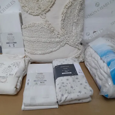 BOX OF APPROX 15 ASSORTED ITEMS TO INCLUDE - FITTED SHEET, PILLOW, MATTRESS PROTECTOR ETC