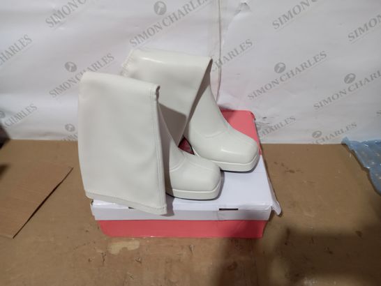 BOXED PAIR OF DESIGNER WHITE FAUX LEATHER HIGH HEELED BOOTS SIZE 35