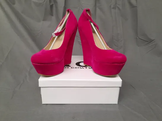 BOXED PAIR OF KOI COUTURE HR5 PLATFORM HIGH WEDGE FAUX SUEDE SHOES IN FUCHSIA SIZE 5