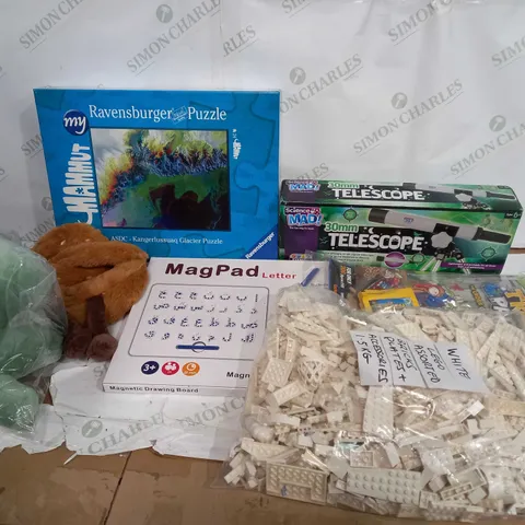 BOX OF APPROXIMATELY 20 ASSORTED TOYS & GAMES TO INCLUDE VARIOUS PUZZLES, 1.5kg BAG OF WHITE LEGO BRICKS, SCIENCE MAD 30MM TELESCOPE, ETC