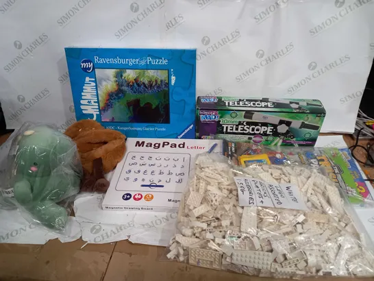 BOX OF APPROXIMATELY 20 ASSORTED TOYS & GAMES TO INCLUDE VARIOUS PUZZLES, 1.5kg BAG OF WHITE LEGO BRICKS, SCIENCE MAD 30MM TELESCOPE, ETC