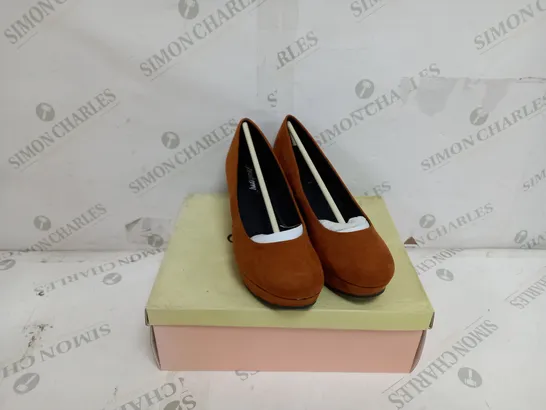 5 BOXED PAIRS OF STRAWBERRY WEDGE SHOES IN CHESTNUT SIZE 4