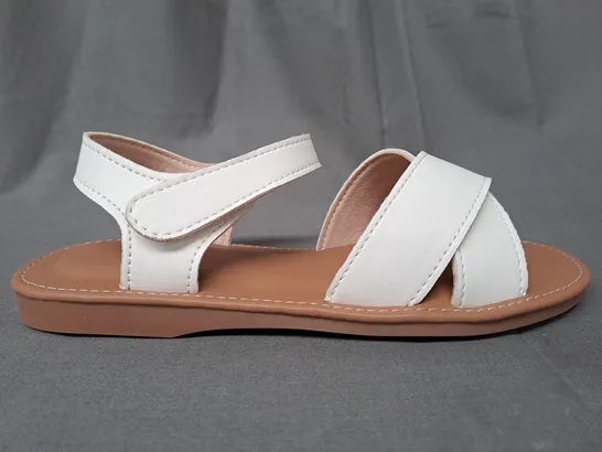 BOXED PAIR OF DESIGNER OPEN TOE CROSS-STRAP FLAT SANDALS IN WHITE EU SIZE 30