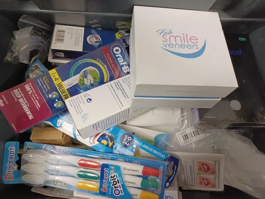 APPROXIMATELY 20 ASSORTED ORAL HYGIENE PRODUCTS TO INCLUDE PEARL DROPS STRONG POLISHED WHITE, FAB SMILE VENEERS, DENTAL POD PREMIUM STERILISING TABLETS, ORAL-B FLOSS ACTION HEADS