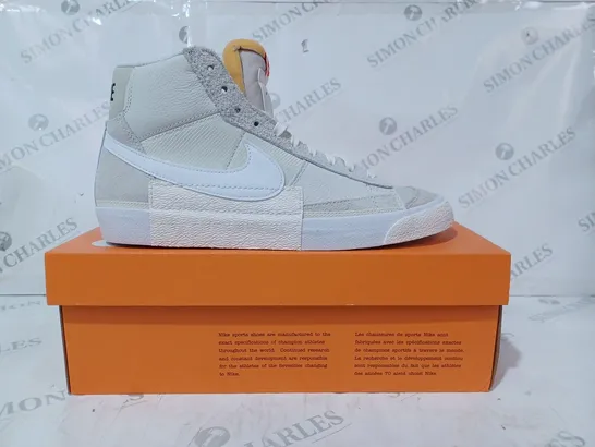 BOXED PAIR OF NIKE BLAZER MID PRO CLUB SHOE SIN LIGHT BONE/WHITE PHANTOM UK SIZE 11.5