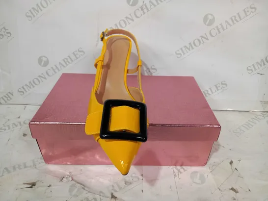 BOXED PAIR OF DESIGNER CLOSED TOE HEELS IN YELLOW W. BLACK BUCKLE EU SIZE 40.5