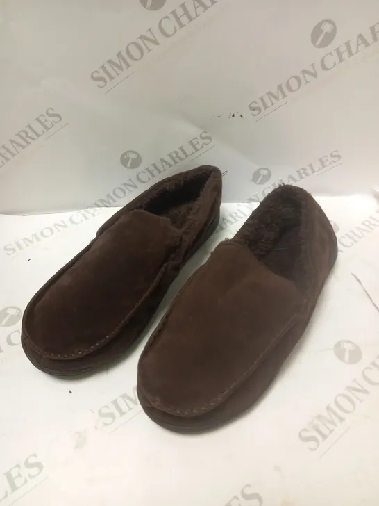 BROWN FURRY SLIPPERS SIZE SMALL