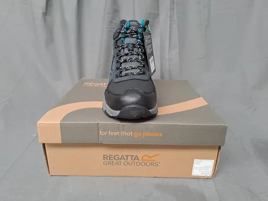 BOXED PAIR OF REGATTA LADY VENDEAVOUR BOOTS IN BLACK/BLUE UK SIZE 7