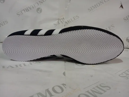 BOXED PAIR OF DESIGNER SHOES IN THE STYLE OF ADIDAS BOX HOG 2 IN BLACK/WHITE UK SIZE 9.5