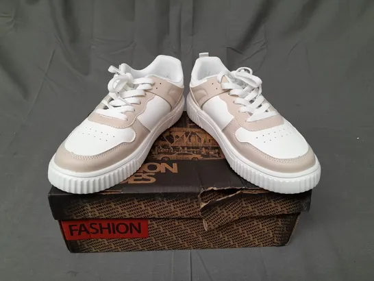 BOXED PAIR OF FASHION SPORT TRAINERS IN WHITE/BEIGE SIZE EU 39