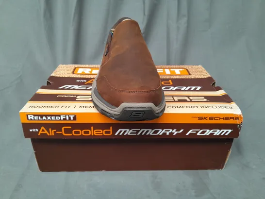 BOXED PAIR OF SKECHERS SLIP-ON SHOES IN BROWN UK SIZE 11