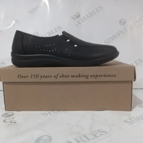 BOXED PAIR OF CUSHION-WALK GRACE SLIP-ON SHOES IN BLACK SIZE 5