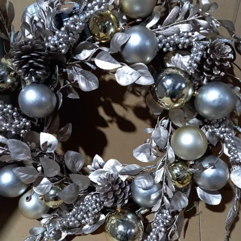 CHAMPAGNE AND GOLD PRE-LIT FESTIVE WREATH