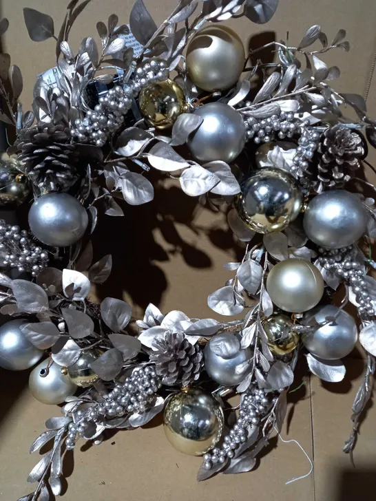 CHAMPAGNE AND GOLD PRE-LIT FESTIVE WREATH RRP £32.99