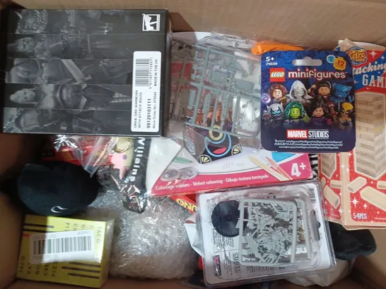 BOX OF APPROXIMATELY 10 ASSORTED TOYS AND GAMES TO INCLUDE UNO, MAGIC CUBE, CUTTING PIZZA, ETC