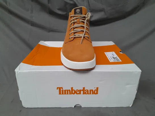 BOXED PAIR OF TIMBERLAND MAPLE GROVE CHUKKA BOOTS IN WHEAT UK SIZE 11.5