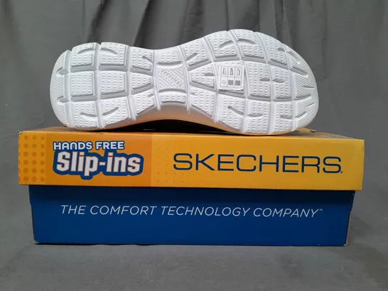 BOXED PAIR OF SKECHERS SLIP-INS SHOES IN NAVY UK SIZE 5