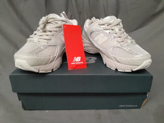 BOXED PAIR OF NEW BALANCE 530 TRAINERS IN OFF-WHITE/BEIGE UK SIZE 4