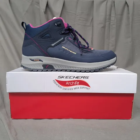 BOXED PAIR OF SKETCHERS NAVY  DISCOVER BOOTS SIZE 5