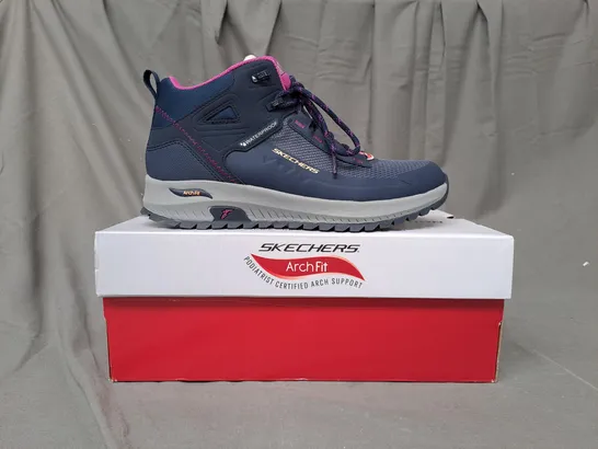 BOXED PAIR OF SKETCHERS NAVY  DISCOVER BOOTS SIZE 5