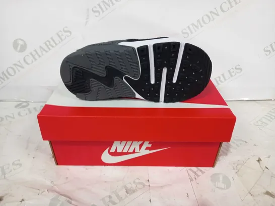 BOXED PAIR OF NIKE AIR MAX EXCEE CHILDREN'S TRAINERS IN BLACK/WHITE UK SIZE 7.5