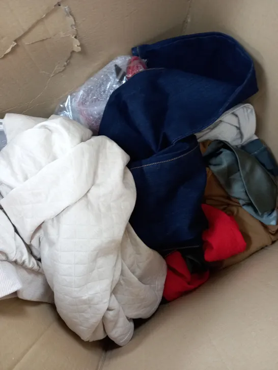 BOX OF APPROXIMATELY 10 ASSORTED CLOTHING ITEMS TO INCLUDE SHOES, JUMPER, BAG ETC