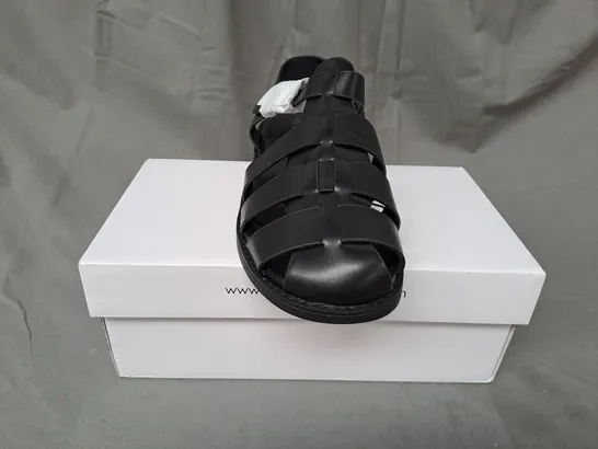 BOXED PAIR OF DREAM PAIRS SANDALS IN BLACK UK SIZE 5