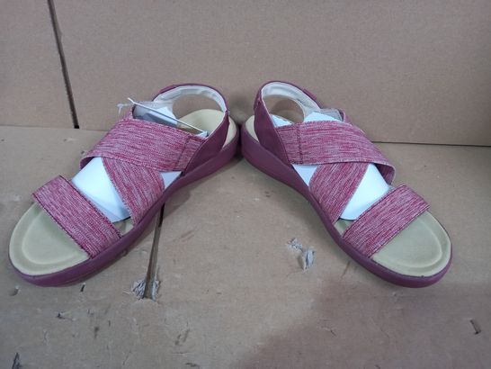 BOXED PAIR OF HUSH PUPPIES SANDALS IN RED UK SIZE 6