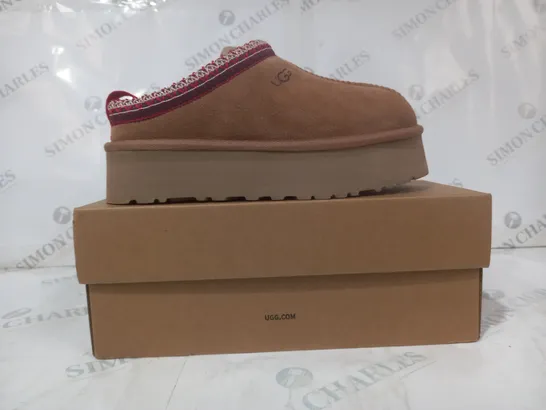 BOXED PAIR OF UGG WTAZZ SHOES IN CHESTNUT UK SIZE 5