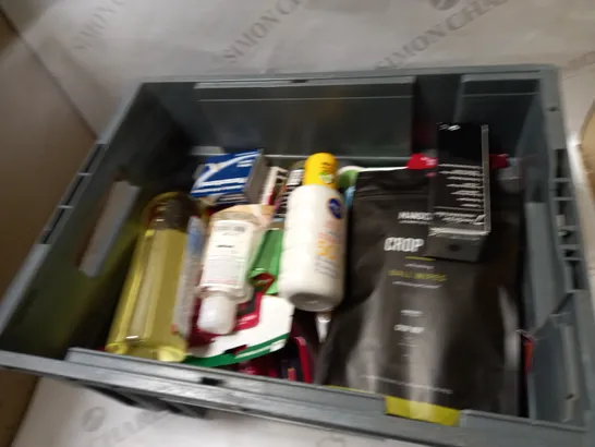 BOX OF APPROX. 20 ASSORTED HEALTH AND BEAUTY ITEMS TO INCLUDE: MANSCAPED, OLAY & YARDLEY LONDON