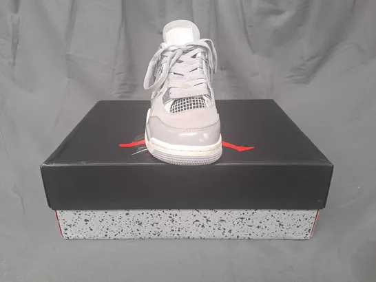 BOXED PAIR OF NIKE AIR JORDAN 4 RETRO SHOES IN GREY/METALLIC SILVER DETAIL UK SIZE 5.5