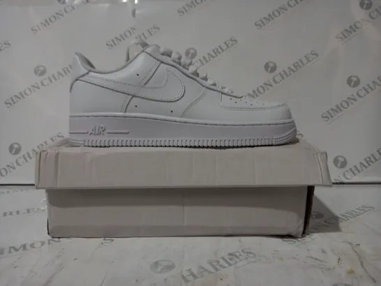 BOXED PAIR OF NIKE AIR FORCE 1 '07 SHOES IN WHITE UK SIZE 7.5