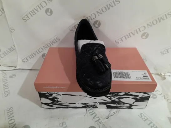 BOXED PAIR OF MODA IN PELLE EMMERSON NAVY BLUE SIZE 4