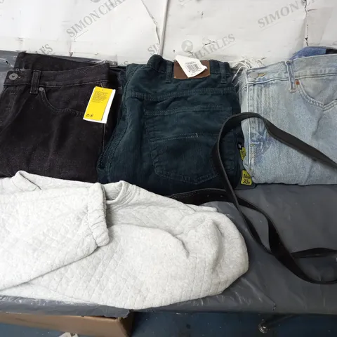 BOX OF APPROX 15 ASSORTED CLOTHING ITEMS TO INCLUDE - JEANS , BELT , JUMPER ETC