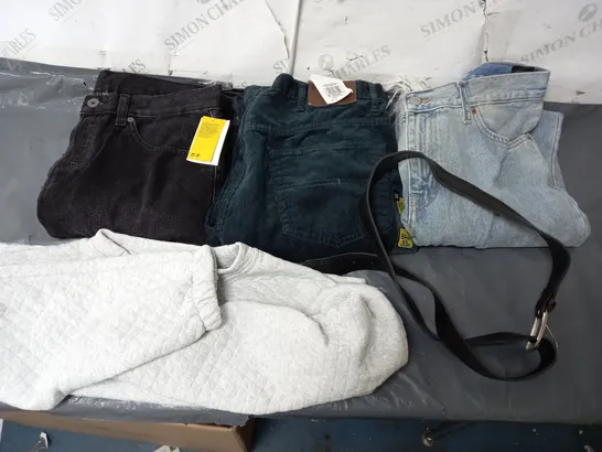 BOX OF APPROX 15 ASSORTED CLOTHING ITEMS TO INCLUDE - JEANS , BELT , JUMPER ETC