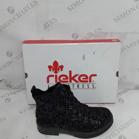 BOXED REIKER LACE UP BOOTS IN NAVY - SIZE 5