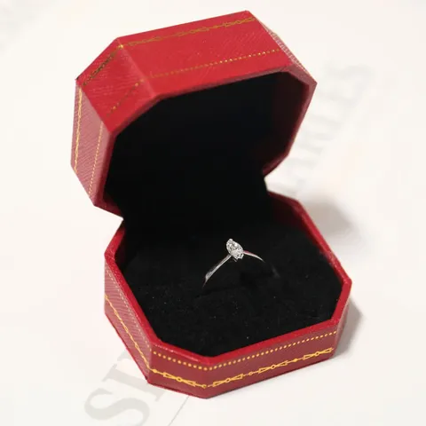18CT WHITE GOLD SOLITAIRE RING SET WTH A MARQUISE CUT DIAMOND