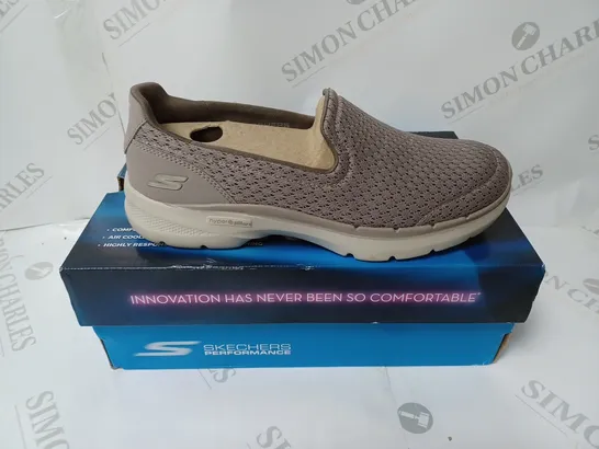 BOXED PAIR OF SKECHERS GO WALK 6 TRAINERS IN TAUPE UK SIZE 4