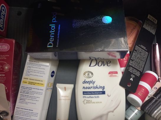LOT OF APPROXIMATELY 20 ASSORTED COSMETIC ITEMS TO INCLUDE DOUXOS3 PYO MOUSSE, MANSCAPED CROP REVIVER BALL TONER, LAPERIA LIPSTICK, ETC