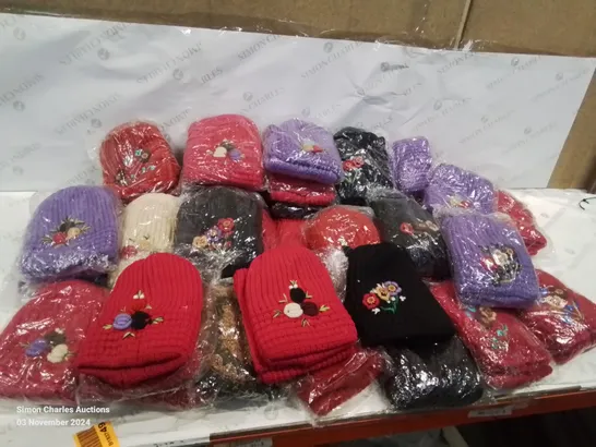 LOT CONTAINING LARGE AMOUNT OF BAGGED WOOLEN HATS IN VARIOUS COLOURS AND DESIGNS 