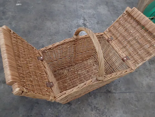 WICKER PICNIC BASKET 