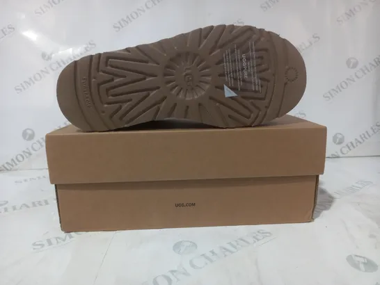 BOXED PAIR OF UGG WTAZZ SHOES IN CHESTNUT UK SIZE 5