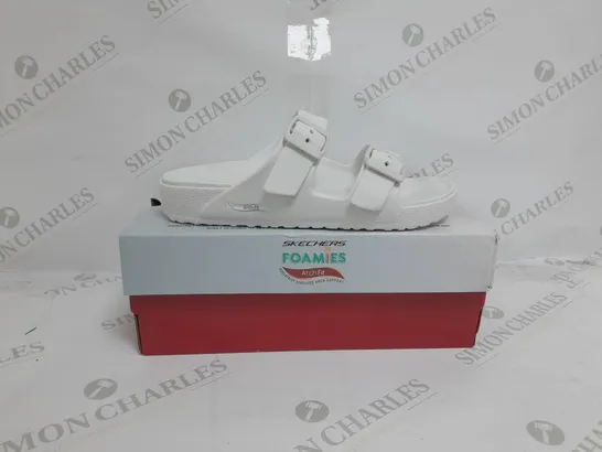 BOXED PAIR OF SKECHERS ARCH FIT FOAMIES SLIDE SANDALS IN WHITE SIZE 5