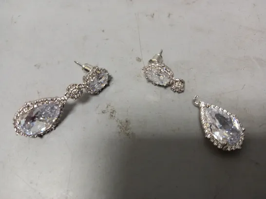 BOXED SWAVO DIAMANTE EARRINGS